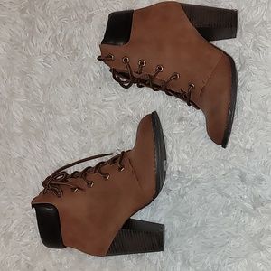 BROWN BLOCK HEELED BOOTS